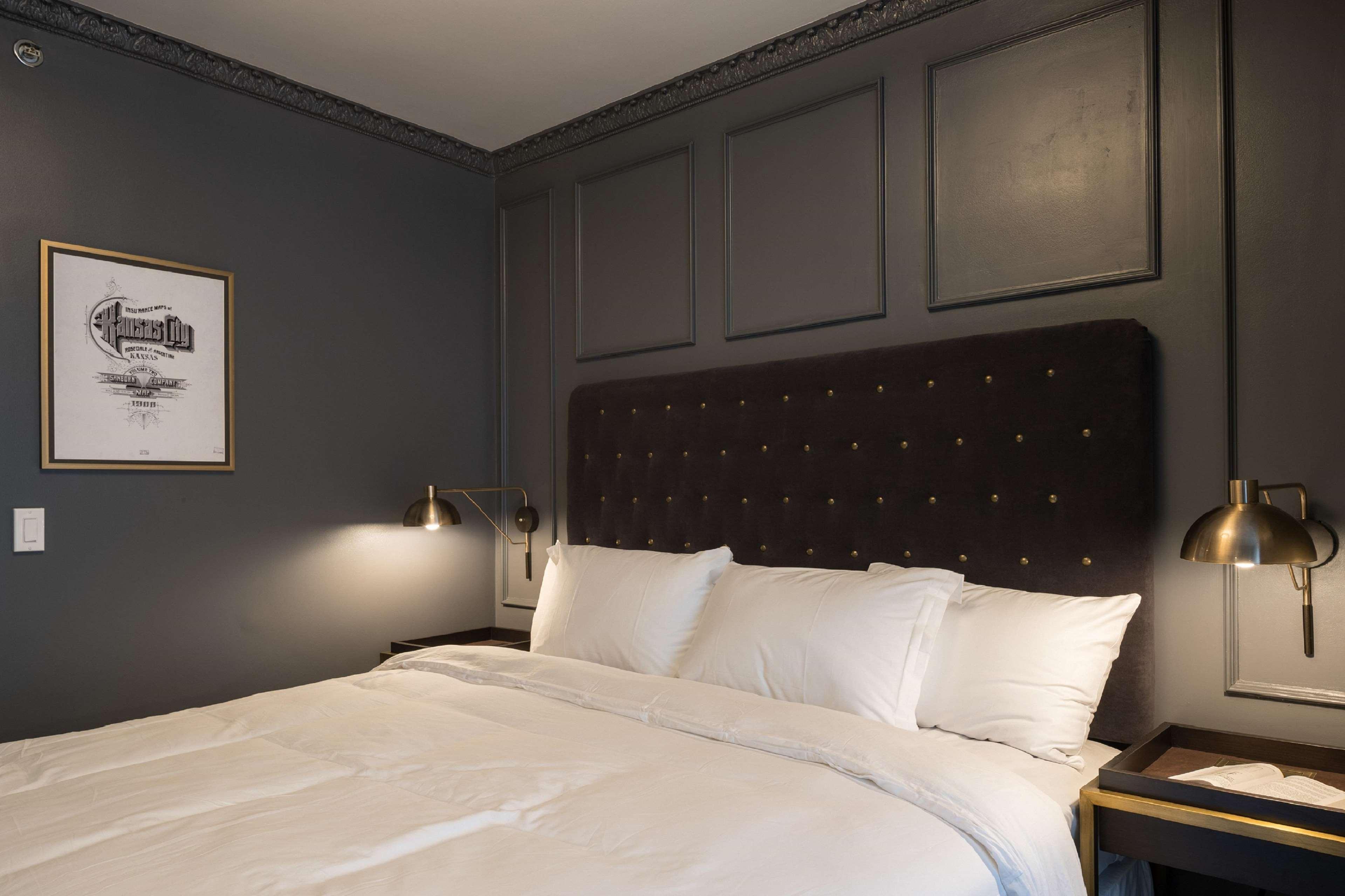Hotel Phillips Kansas City, Curio Collection By Hilton Екстериор снимка