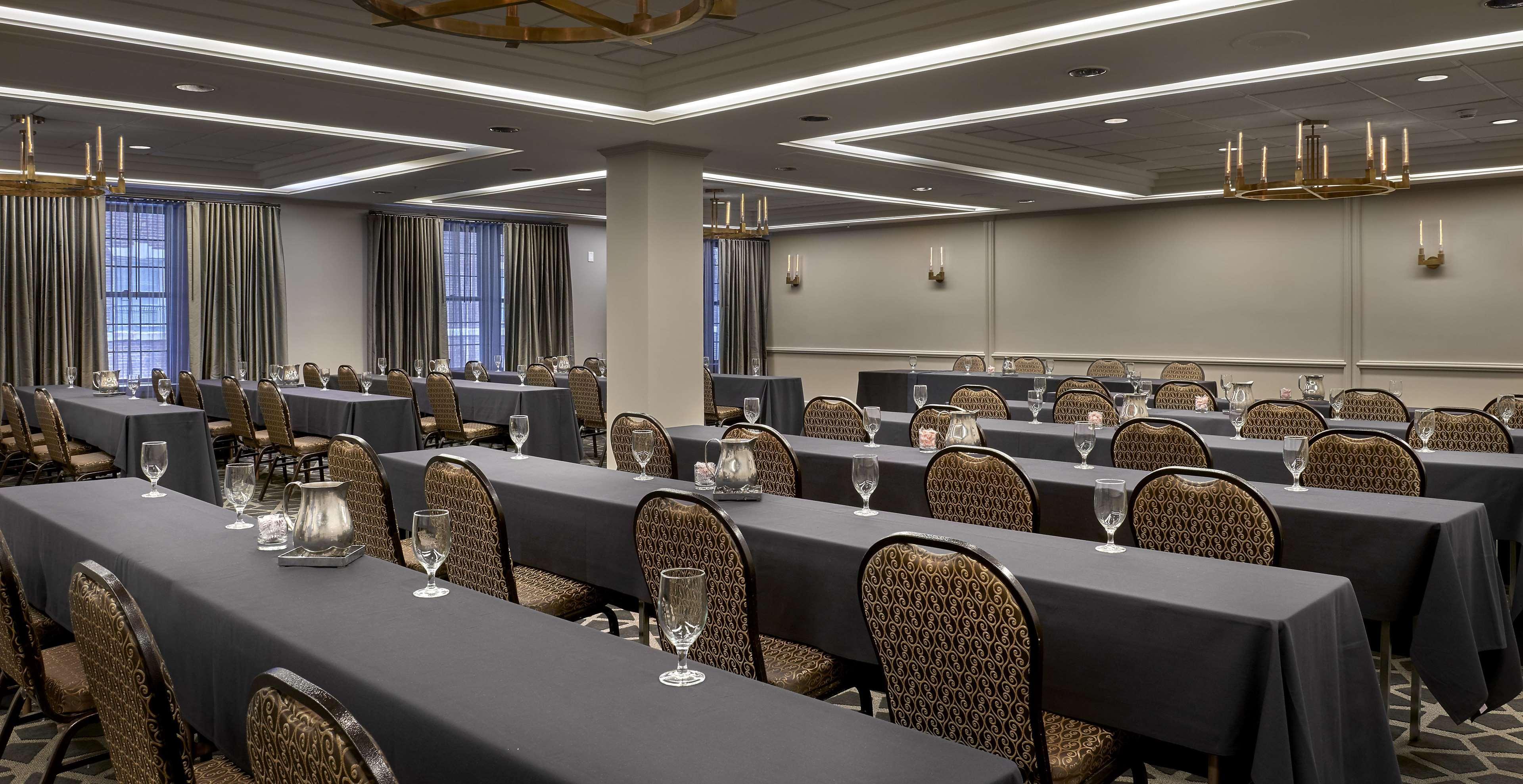 Hotel Phillips Kansas City, Curio Collection By Hilton Екстериор снимка