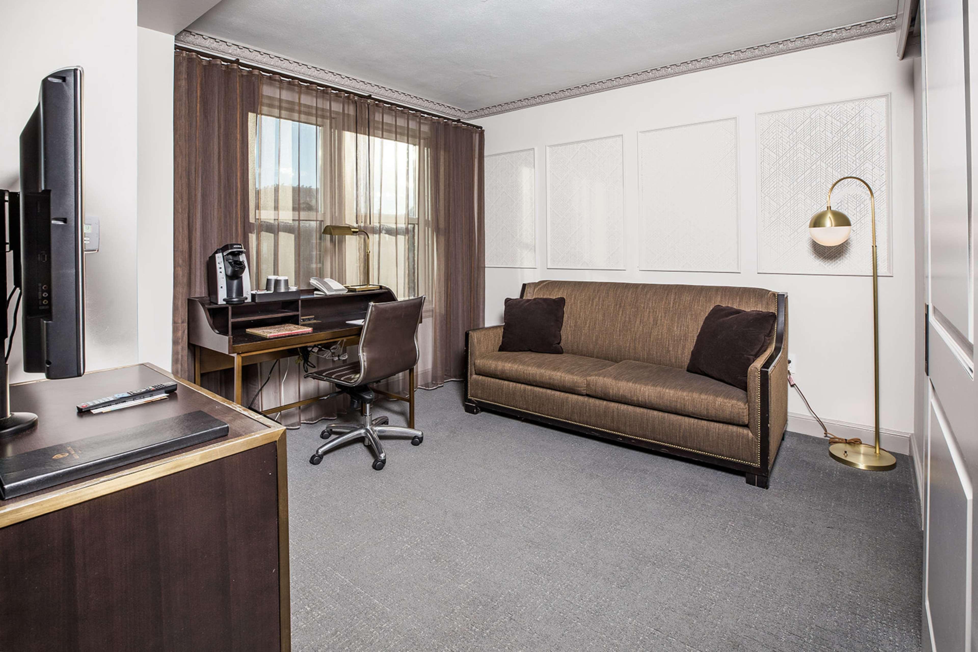 Hotel Phillips Kansas City, Curio Collection By Hilton Екстериор снимка