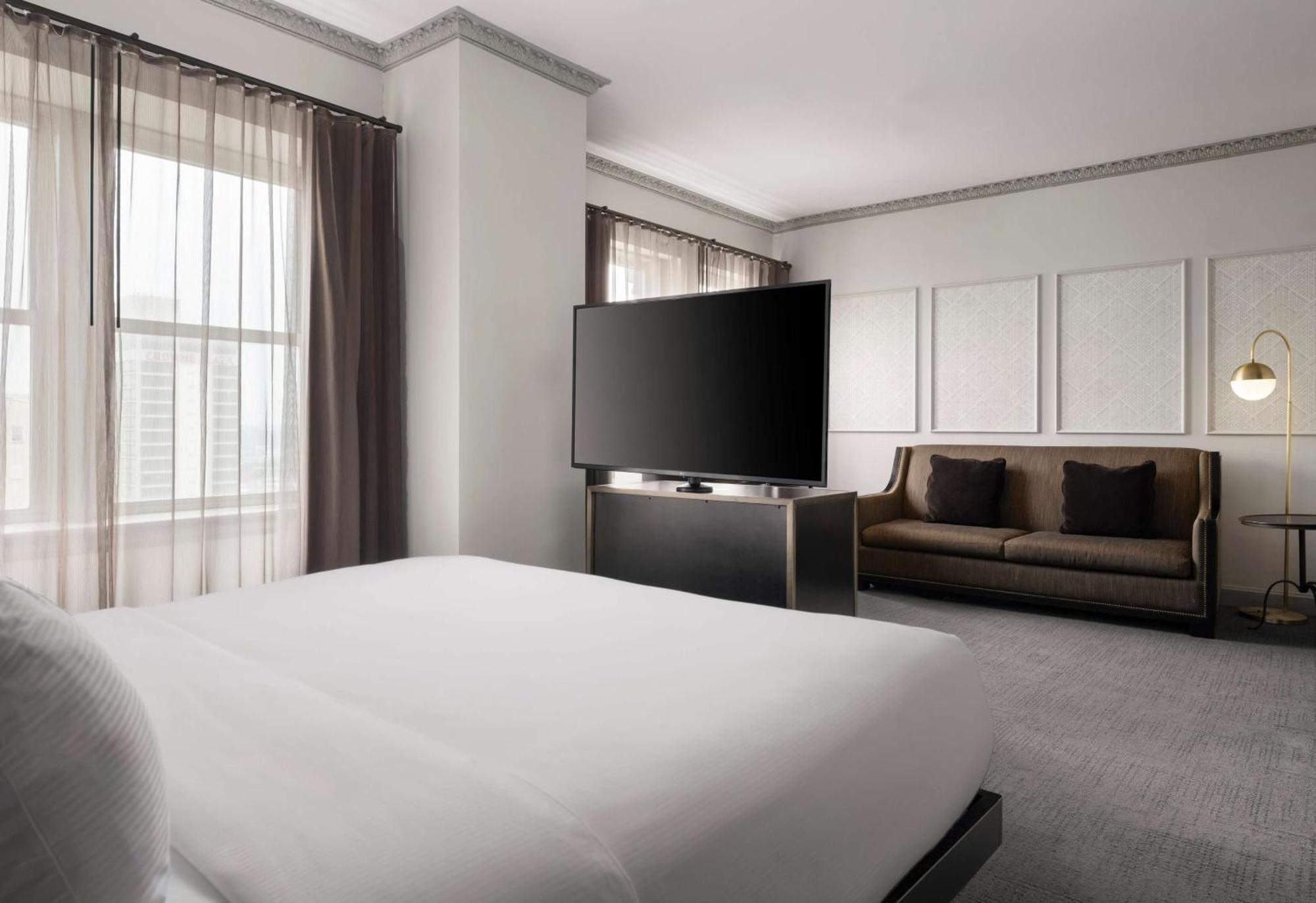 Hotel Phillips Kansas City, Curio Collection By Hilton Екстериор снимка