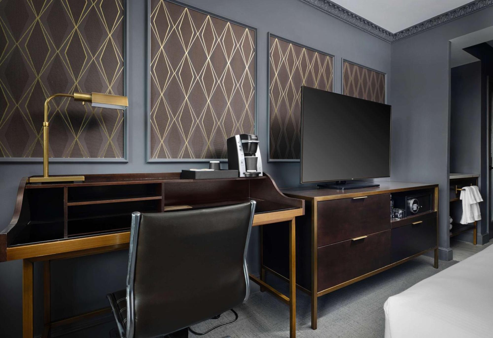 Hotel Phillips Kansas City, Curio Collection By Hilton Екстериор снимка
