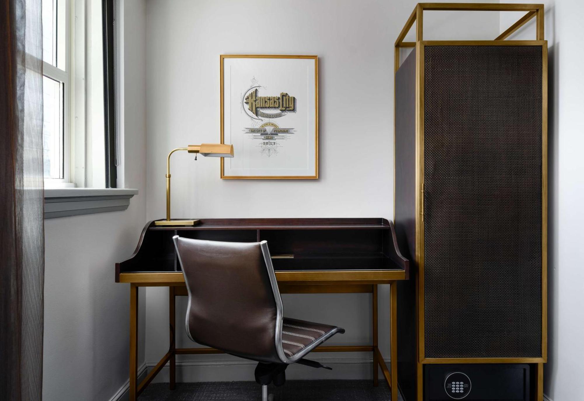 Hotel Phillips Kansas City, Curio Collection By Hilton Екстериор снимка