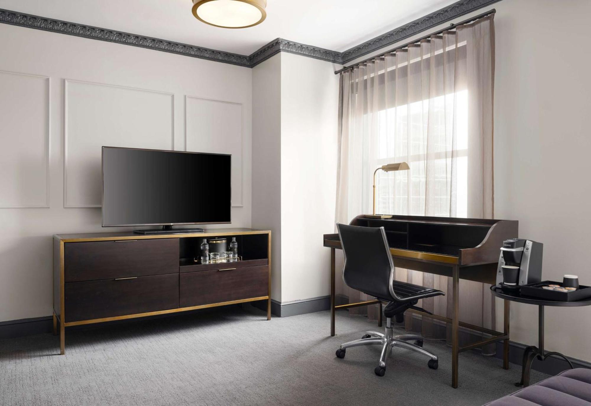 Hotel Phillips Kansas City, Curio Collection By Hilton Екстериор снимка