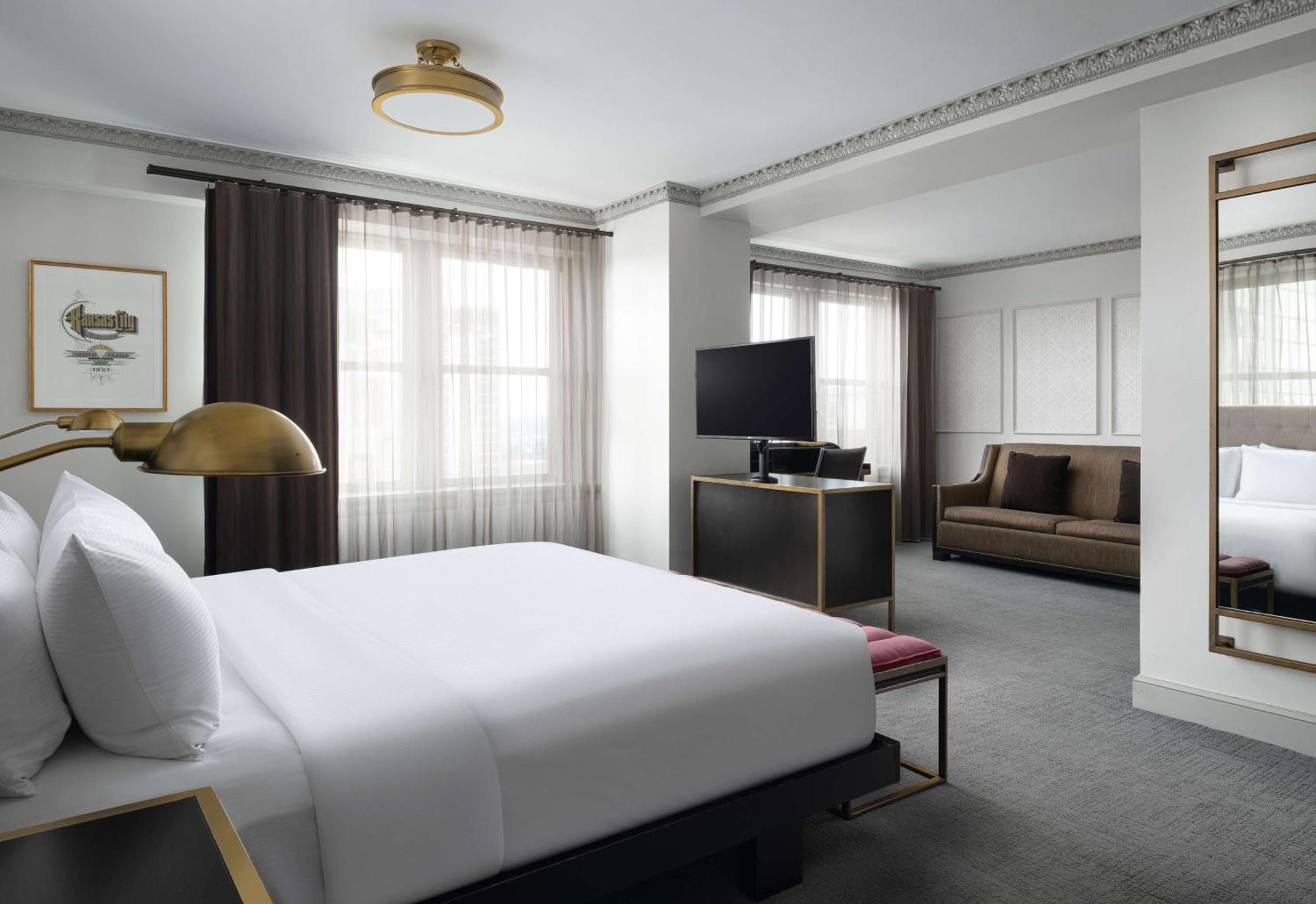 Hotel Phillips Kansas City, Curio Collection By Hilton Екстериор снимка